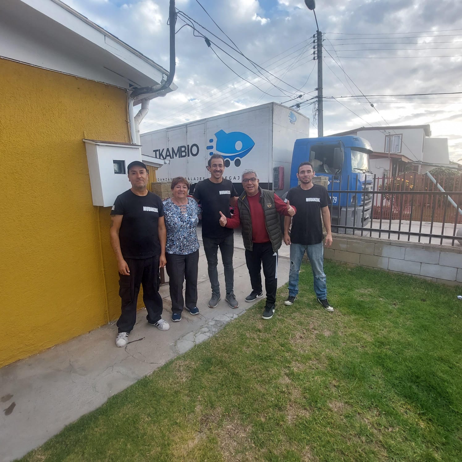 Equipo TKambio trasladando una caja