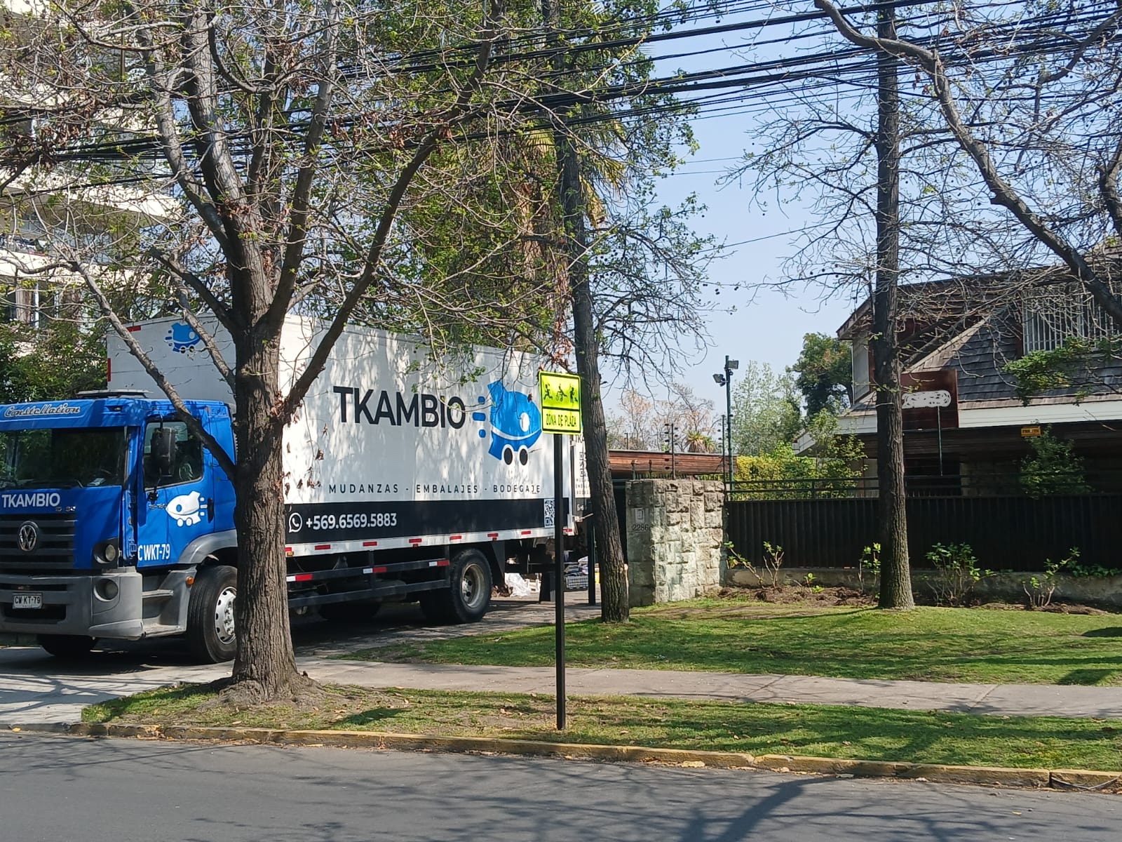 Carga organizada dentro de un camión TKambio