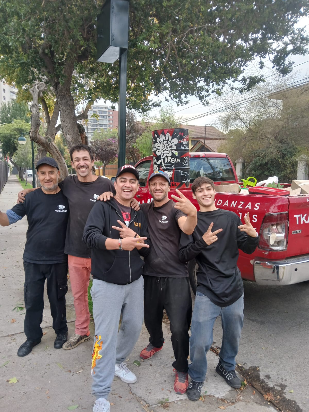 Equipo TKambio junto a clientes satisfechos