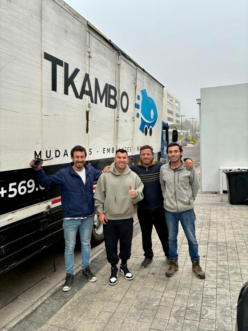 Familia junto al equipo TKambio después de su mudanza